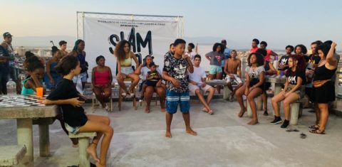 Competição de slam (poesia falada) no Complexo do Alemão no Rio de Janeiro: desafio para os gestores é fazer recursos da Lei Aldir Blanc chegarem a quem ficou sem renda durante a pandemia (Foto: Larissa Amorim/Casa Fluminense)