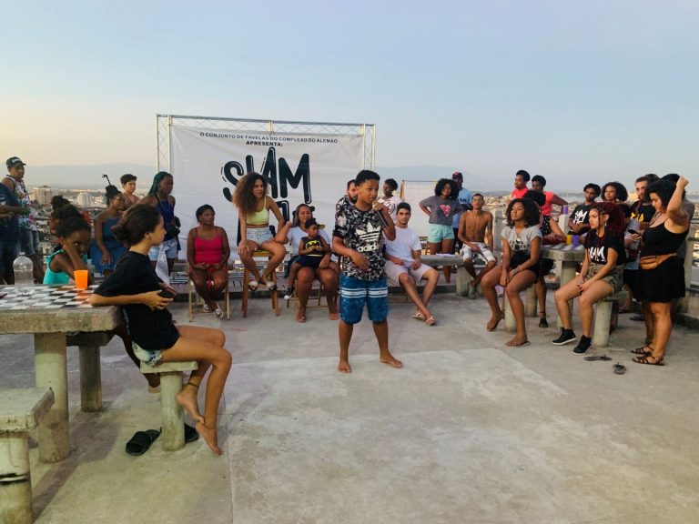Competição de slam (poesia falada) no Complexo do Alemão no Rio de Janeiro: desafio para os gestores é fazer recursos da Lei Aldir Blanc chegarem a quem ficou sem renda durante a pandemia (Foto: Larissa Amorim/Casa Fluminense)