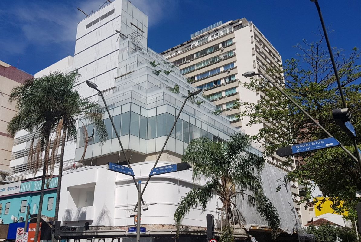 A fachada do Cinema Leblon reaparece na esquina, com seu prédio comercial acoplado: esperança de mais um cinema de rua na cidade (Foto: Oscar Valporto)