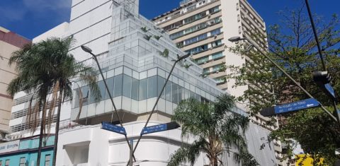 A fachada do Cinema Leblon reaparece na esquina, com seu prédio comercial acoplado: esperança de mais um cinema de rua na cidade (Foto: Oscar Valporto)