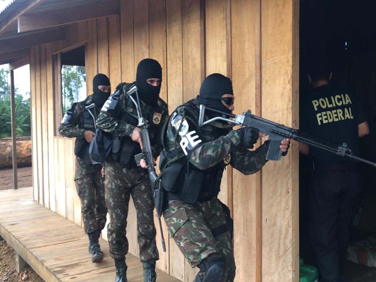 Militares do Exército em ação contra madeireira ilegal em Rondônia: Operação Verde Brasil 2 é cara e fracassa na preservação da floresta (Foto: CCOMSEx)