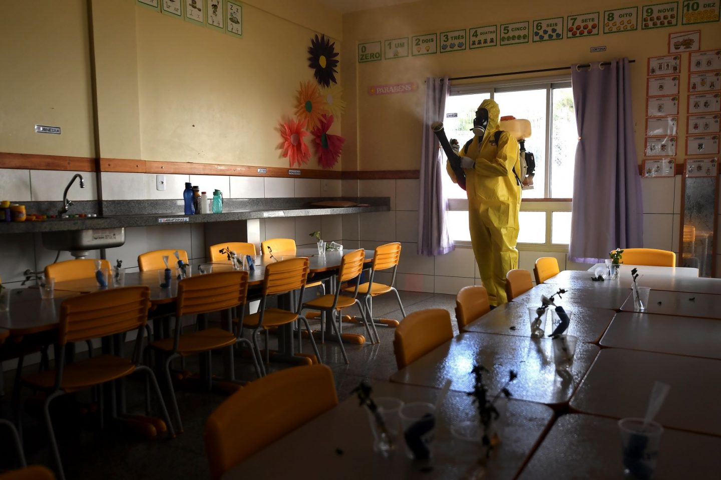 Trabalho de desinfecção em escola pública de Brasília: desafio pós-pandemia é evitar que sistema de ensino aumente a desigualdade (Foto: Evaristo Sá/AFP)