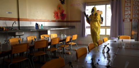 Trabalho de desinfecção em escola pública de Brasília: desafio pós-pandemia é evitar que sistema de ensino aumente a desigualdade (Foto: Evaristo Sá/AFP)