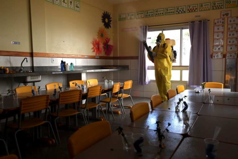 Trabalho de desinfecção em escola pública de Brasília: desafio pós-pandemia é evitar que sistema de ensino aumente a desigualdade (Foto: Evaristo Sá/AFP)