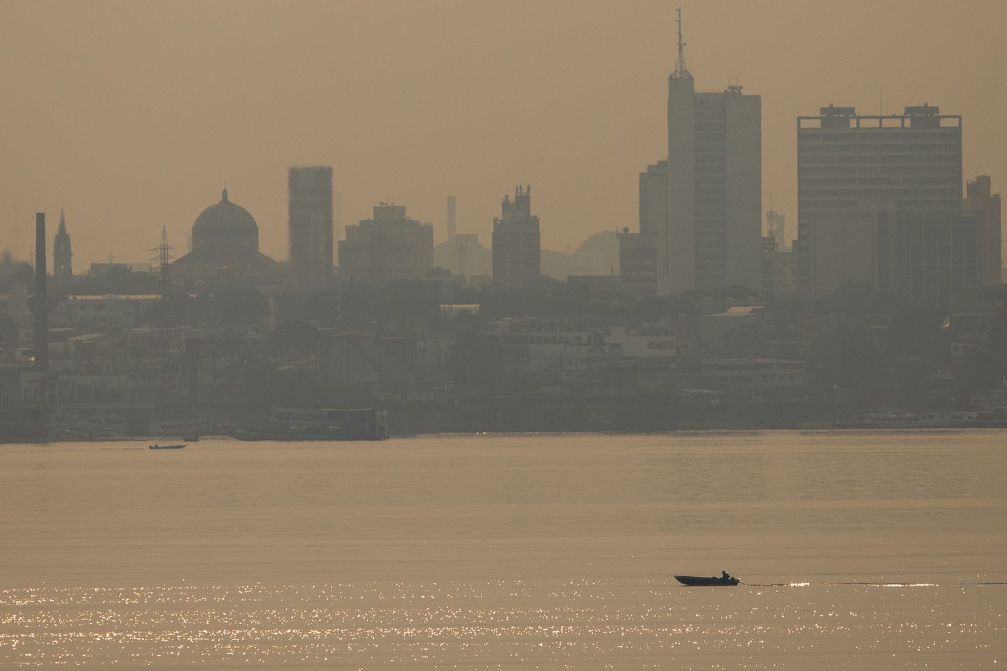Manaus, vista da Ponte Rio Negro, sob uma densa cortina de fumaça: número de queimadas dispara no Amazonas (Foto: Bruno Kelly/Amazonia Real)