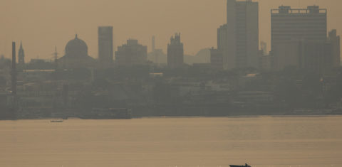 Manaus, vista da Ponte Rio Negro, sob uma densa cortina de fumaça: número de queimadas dispara no Amazonas (Foto: Bruno Kelly/Amazonia Real)
