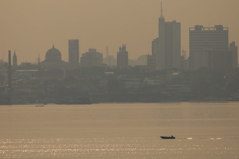 Manaus, vista da Ponte Rio Negro, sob uma densa cortina de fumaça: número de queimadas dispara no Amazonas (Foto: Bruno Kelly/Amazonia Real)