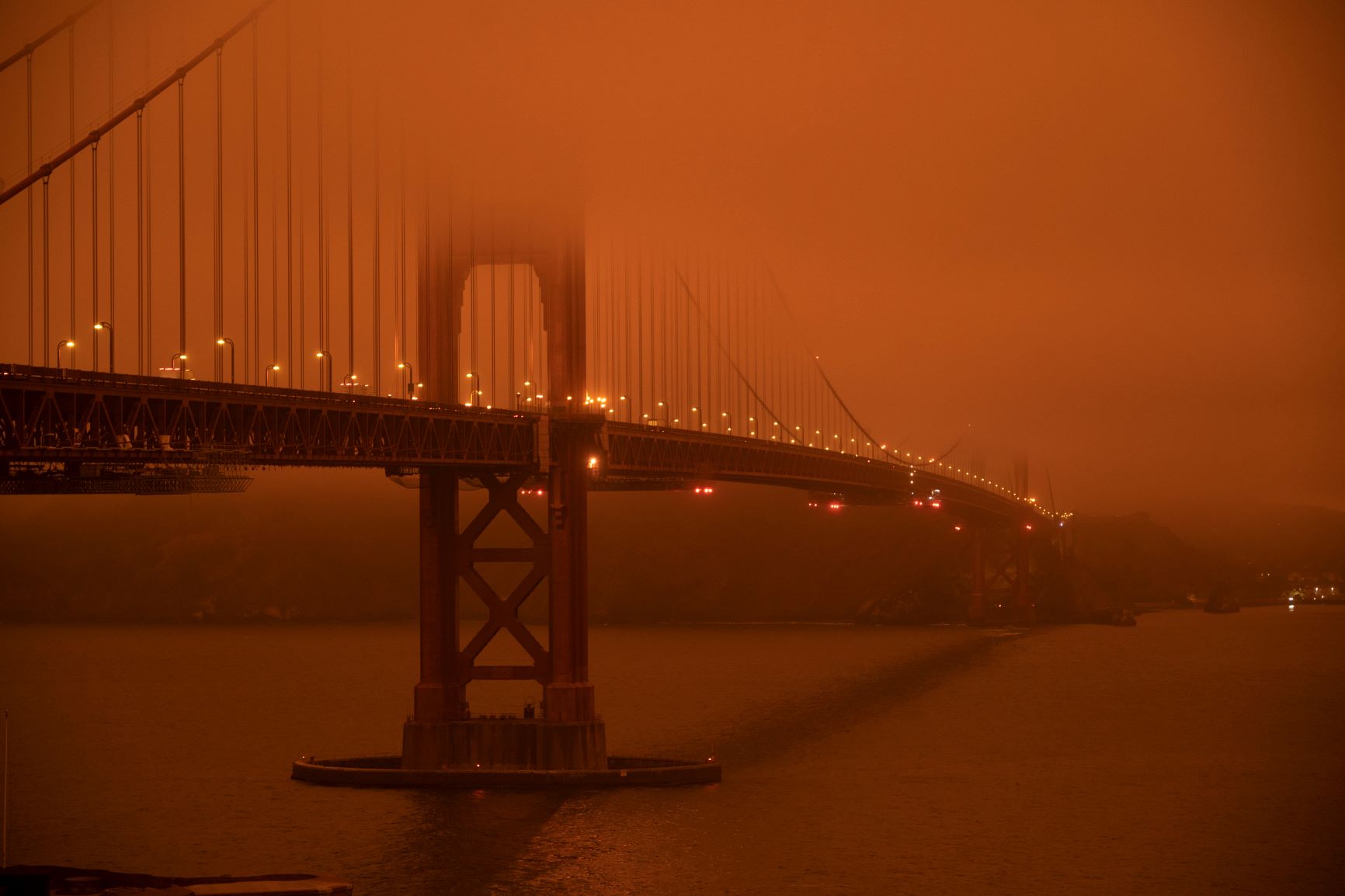 Fumaça alaranjada das queimadas cobre Golden Gate, em San Francisco: novas fontes de ignição e combustíveis disponíveis ao lado de antigas fontes de fogo (Foto: Harold Pustic/AFP)