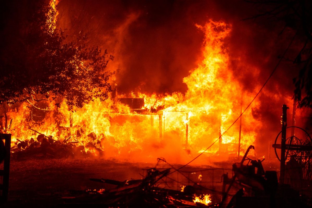 Incêndio florestal consome casa no norte da Califórnia: sinais de uma nova Era do Fogo (Foto: Josh Edelson/AFP)