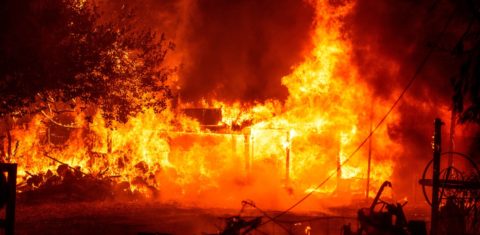 Incêndio florestal consome casa no norte da Califórnia: sinais de uma nova Era do Fogo (Foto: Josh Edelson/AFP)