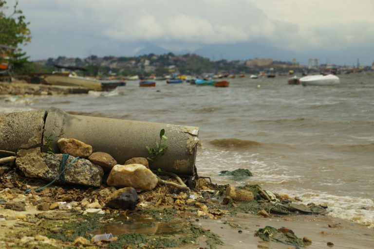 Diariamente, cerca de 100 toneladas de lixo e esgoto são lançadas na Baía de Guanabara. Foto Léo Lima/Casa Fluminense
