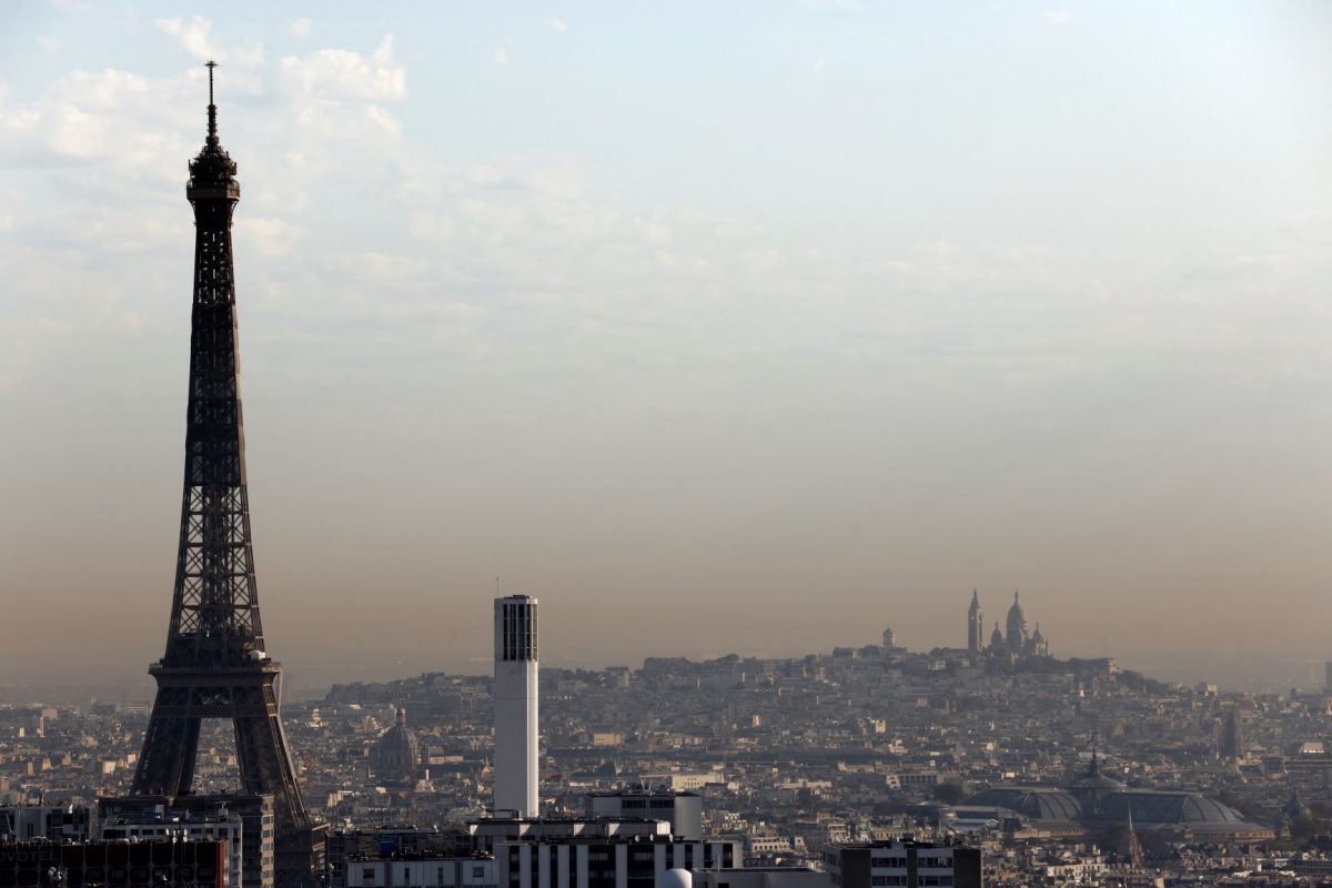 Nuvem de poluição sobre Paris em 15 de setembro: após o fim dos períodos de quarentena, nível de emissões de carbono volta ao nível pré-pandemia (Foto: Thomas Coex/AFP)