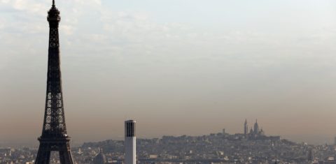 Nuvem de poluição sobre Paris em 15 de setembro: após o fim dos períodos de quarentena, nível de emissões de carbono volta ao nível pré-pandemia (Foto: Thomas Coex/AFP)