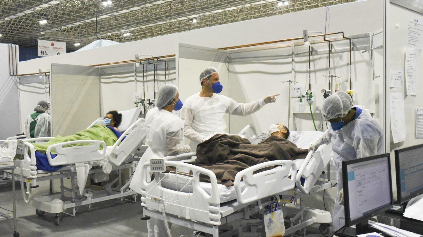 Paciente com covid-19 chega a hospital de campanha no Riocntro: Fiocruz alerta para capitais, como o Rio, com índice alto em estabilidade para doenças respiratórias (Foto: Fabio Teixeira/AFP)