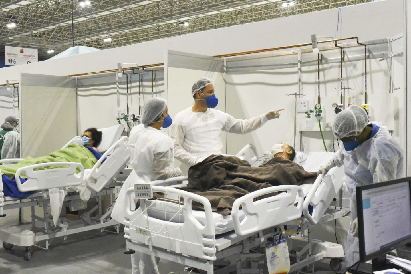 Paciente com covid-19 chega a hospital de campanha no Riocntro: Fiocruz alerta para capitais, como o Rio, com índice alto em estabilidade para doenças respiratórias (Foto: Fabio Teixeira/AFP)