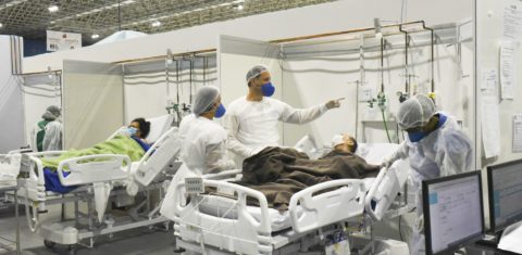 Paciente com covid-19 chega a hospital de campanha no Riocntro: Fiocruz alerta para capitais, como o Rio, com índice alto em estabilidade para doenças respiratórias (Foto: Fabio Teixeira/AFP)