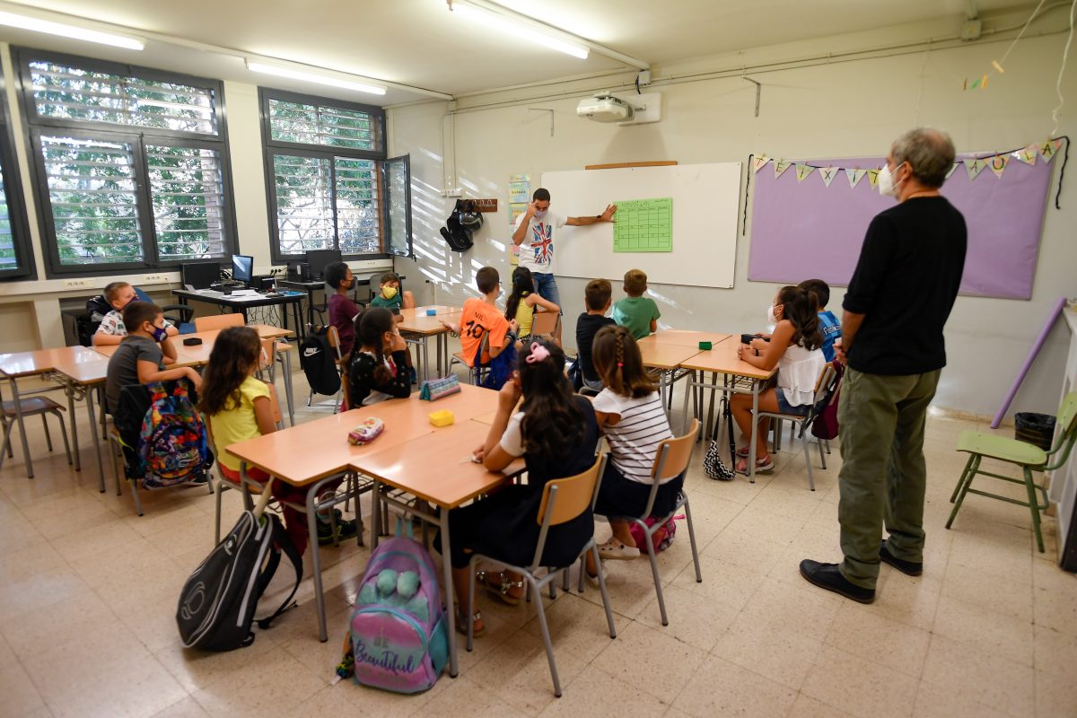 Em Barcelona, estudantes assistem às aulas no primeiro dia após o retorno presencial no país. Foto Josep Lago/AFP