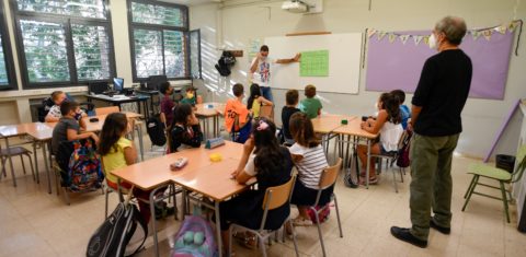 Em Barcelona, estudantes assistem às aulas no primeiro dia após o retorno presencial no país. Foto Josep Lago/AFP