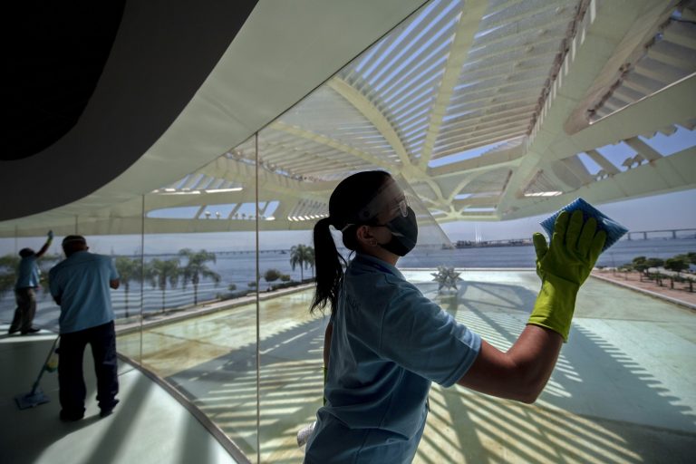 Trabalhadores desinfetam uma área do Museu do Amanhã antes de sua reabertura no Rio de Janeiro. Foto Mauro Pimentel/AFP