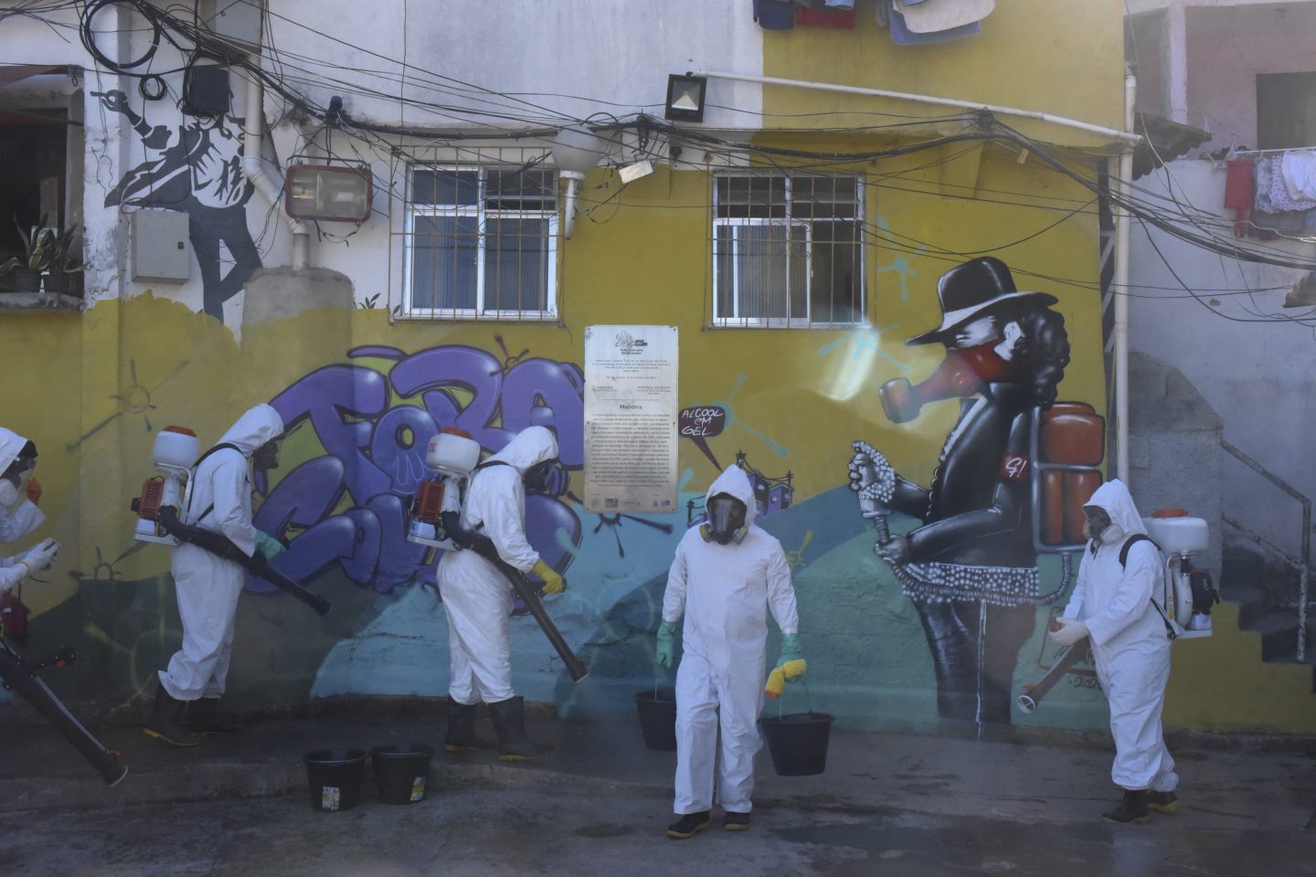 Voluntários higienizam as ruas da favela Santa Marta, no Rio de Janeiro. Foto Fábio Teixeira/NurPhoto