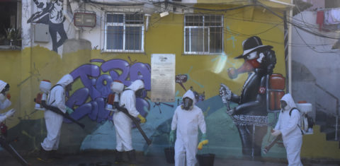 Voluntários higienizam as ruas da favela Santa Marta, no Rio de Janeiro. Foto Fábio Teixeira/NurPhoto