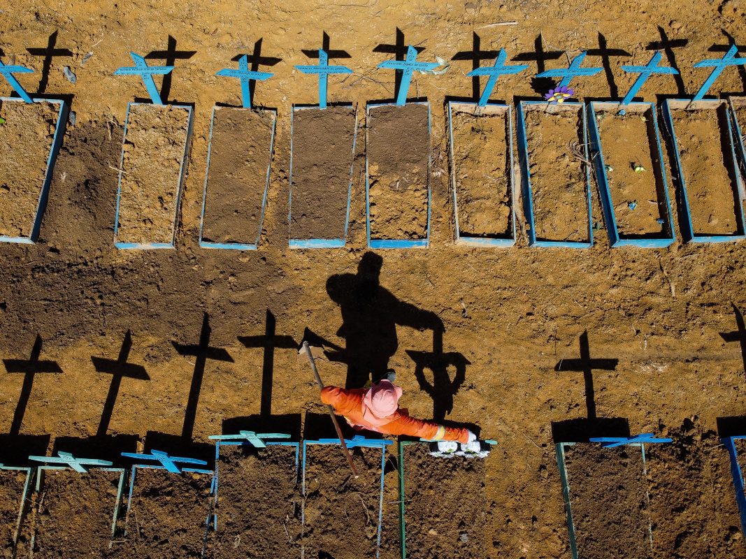 A imagem dos enterros em massa, no cemitério de Nossa Senhora Aparecida, em Manaus, certamente, foi uma das mais marcantes desses seis meses de pandemia no Brasil. Foto Michael Dantas/AFP, feita no dia 2 de junho de 2020