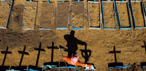A imagem dos enterros em massa, no cemitério de Nossa Senhora Aparecida, em Manaus, certamente, foi uma das mais marcantes desses seis meses de pandemia no Brasil. Foto Michael Dantas/AFP, feita no dia 2 de junho de 2020
