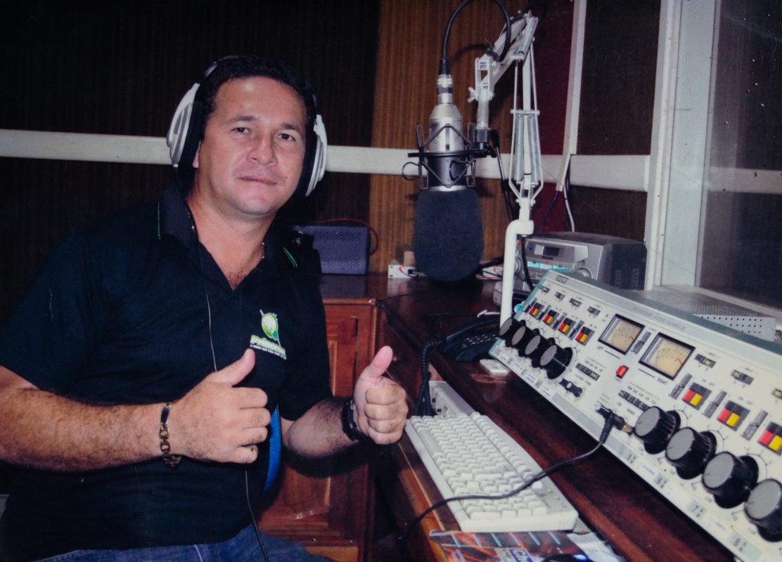 O radialista Jairo de Souza durante o seu programa na rádio. Foto Reprodução