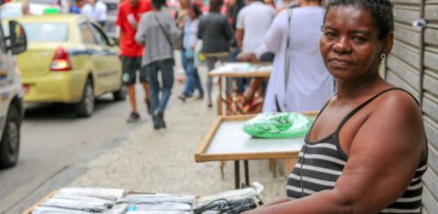 Nilma em sua banca no Centro do Rio: pesquisa mostra que mulheres são alvos principais da PM e da Guarda Municipal (Foto: Lethícia Amâncio)