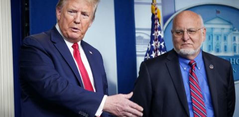 O presidente Donald Trump na Casa Branca com o diretor do CDC: pressão política sobre principal órgão de saúde dos EUA (Foto: Mandel Ngan/AFP)