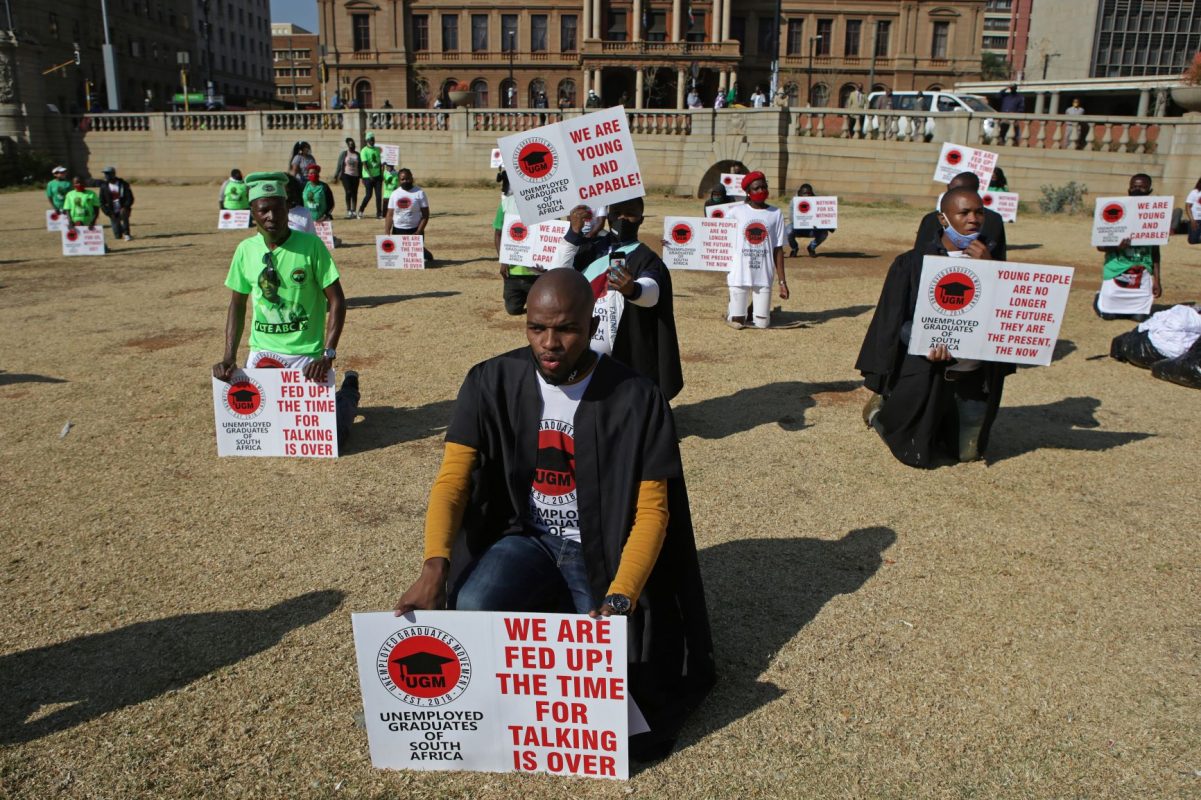 Formados e desempregados, jovens fazem protesto pela criação de empregos na África do Sul: juventude será a mais afetada por recessão da covid-19 (Foto: Phill Magakoe/ AFP)