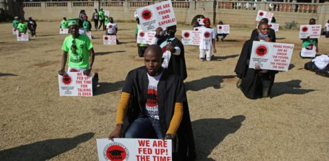 Formados e desempregados, jovens fazem protesto pela criação de empregos na África do Sul: juventude será a mais afetada por recessão da covid-19 (Foto: Phill Magakoe/ AFP)