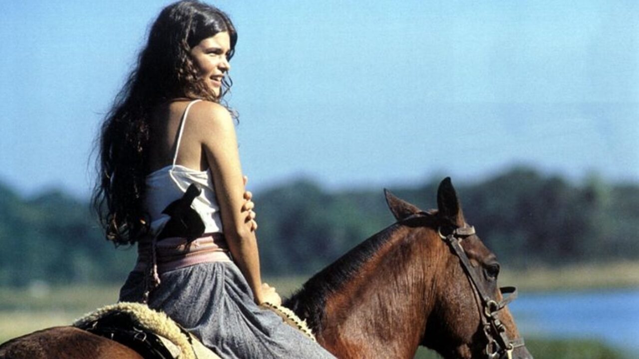 A atriz Cristiana Oliveira, como Juma Marruá, em cena da novela Pantanal, da extinta TV Manchete: 30 anos depois, bioma sofre com perda de vegetação nativa, desmatamento e queimadas (Foto: TV Manchete/Divulgação)