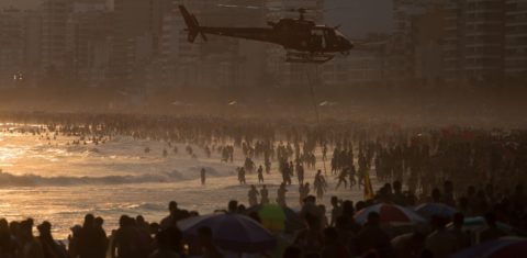 Praia lotada no Rio de Janeiro no feriado: flexibilização do isolamento e volta às aulas apontam para segunda onda de covid-19 no Brasil (Foto: Fernando Souza/AGIF /AFP)
