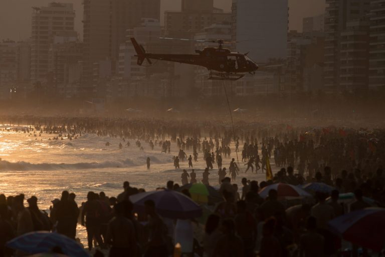 Praia lotada no Rio de Janeiro no feriado: flexibilização do isolamento e volta às aulas apontam para segunda onda de covid-19 no Brasil (Foto: Fernando Souza/AGIF /AFP)