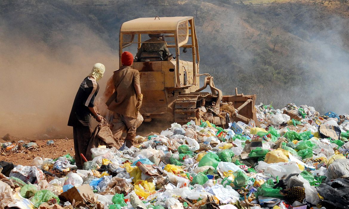 Despesa com programa de qualidade ambiental urbana que inclui resíduos sólidos: ministério só gastou 0,1% dos recursos previstos (Foto: Wilson Dias/Agência Brasil/Arquivo)