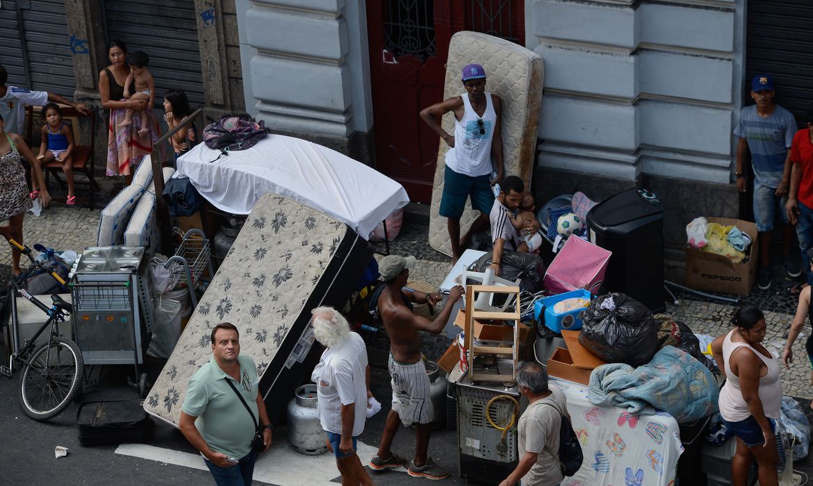 Famílias de sem teto despejadas de prédio invadido no centro do Rio em 2017: déficit habitacional e moradias precárias são desafios apontados pela Agenda Rio 2030 (Foto: Tânia Rêgo/Agência Brasil)
