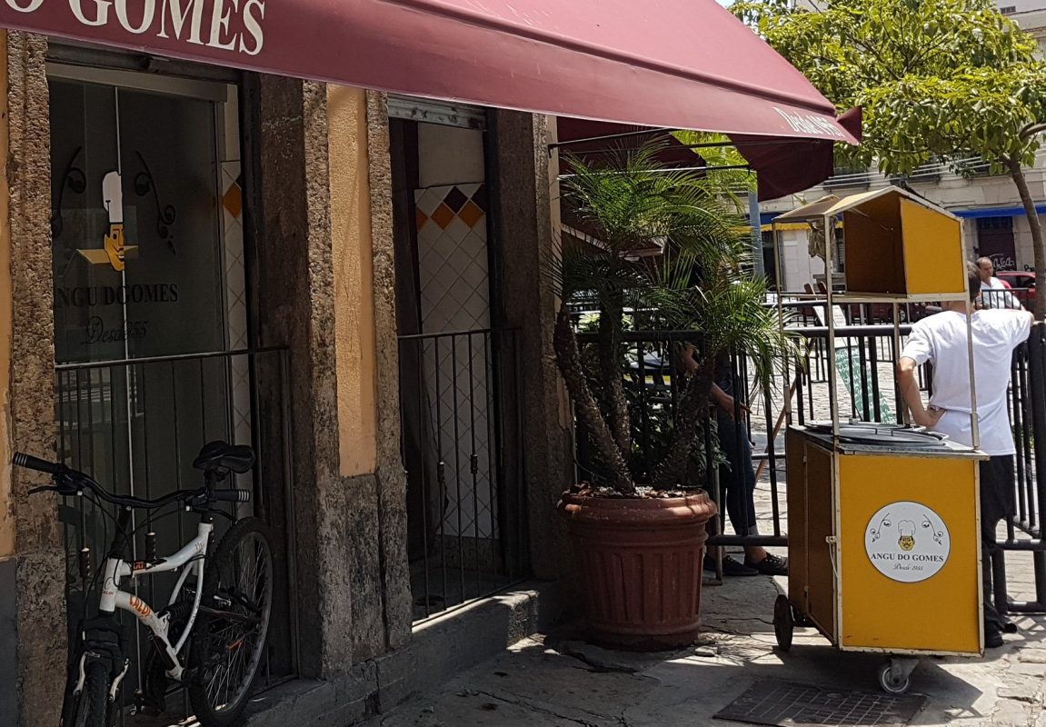 A antiga barraquinha do Angu do Gomes na porta do restaurante no Largo da Prainha: febre na cidade 50 anos atrás (Foto: Oscar Valporto)