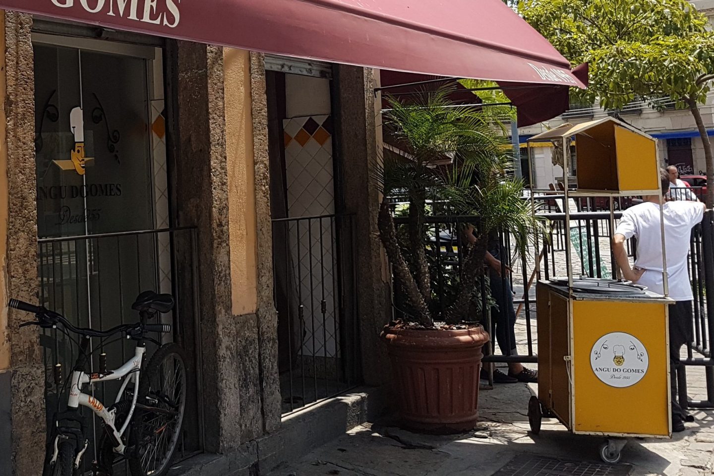 A antiga barraquinha do Angu do Gomes na porta do restaurante no Largo da Prainha: febre na cidade 50 anos atrás (Foto: Oscar Valporto)