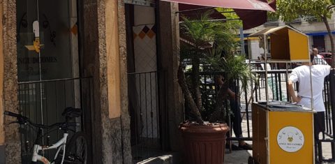 A antiga barraquinha do Angu do Gomes na porta do restaurante no Largo da Prainha: febre na cidade 50 anos atrás (Foto: Oscar Valporto)