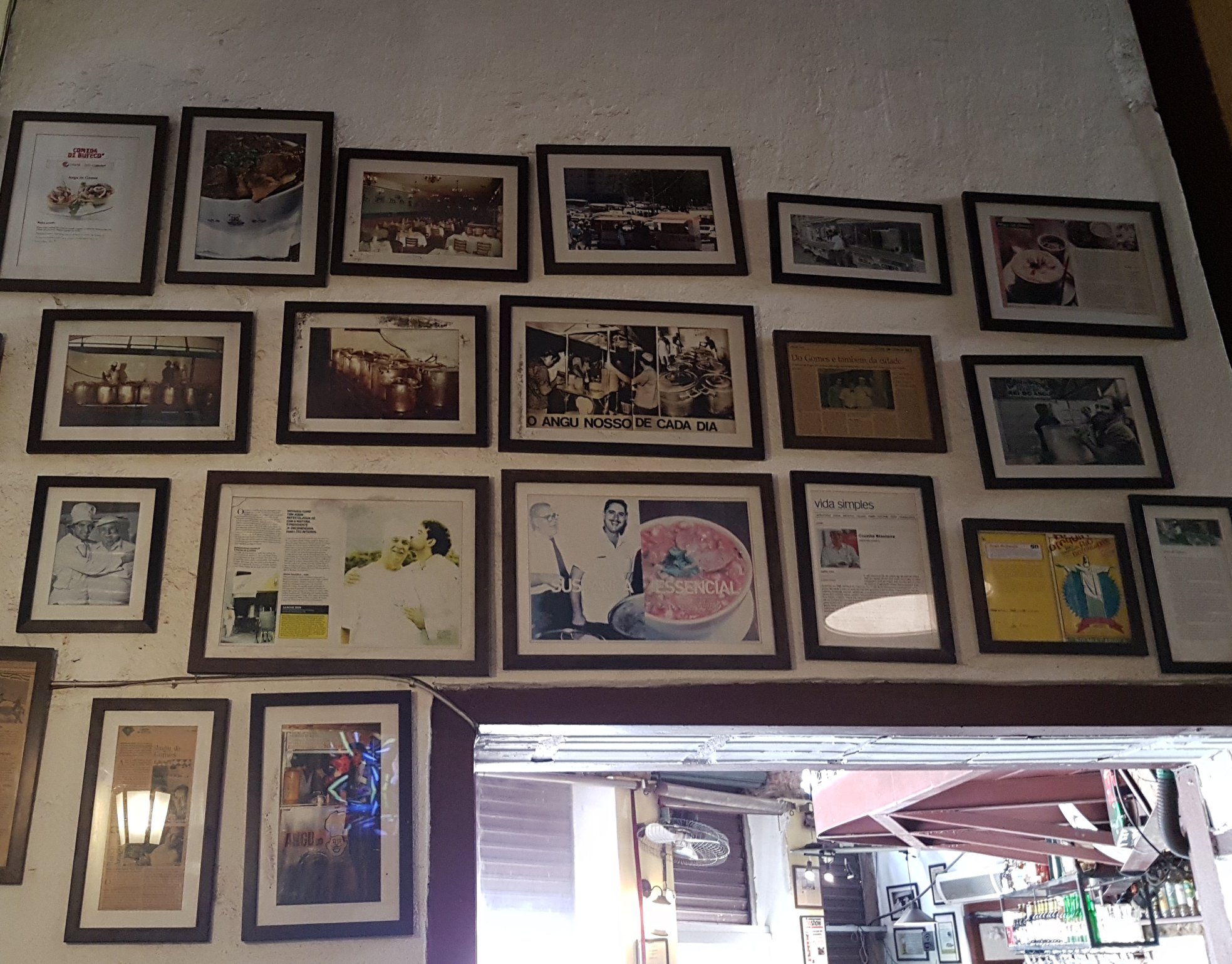 História do Angu do Gomes estampada nas paredes do restaurante: legado de comida honesta e barata (Foto: Oscar Valporto)