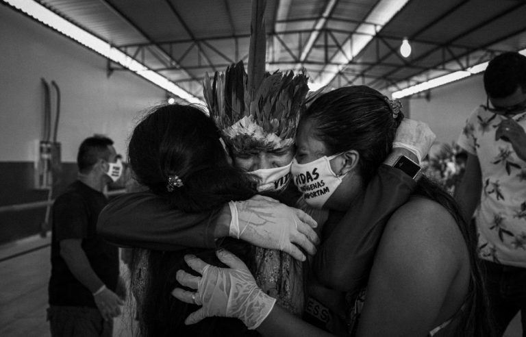Velório do vice-cacique Aldenor Tikuna, de comunidade em Manaus: indígenas de áreas urbanas fora das estatísticas e das ações de órgãos do governo (Foto: Raphael Alves/Ensaio Insulae/Amazônia Real)