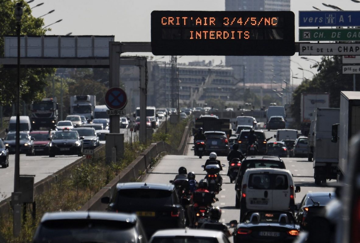 Anel viário em Paris com painel indicando veículos que não podem circular pelo nível de emissões de carbono: classificação ambiental de veículo com base na emissão de poluentes é estratégia para conter aquecimento global (Foto: Alain Jocard/AFP)