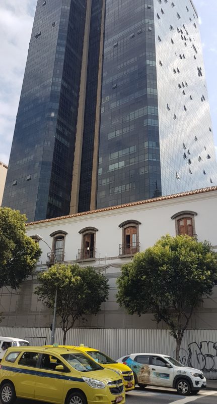 O Convento do Carmo e o Edifício Cândido Mendes , construído: agressão à arquitetura e ao patrimônio na visão dos urbanistas (Foto: Oscar Valporto)