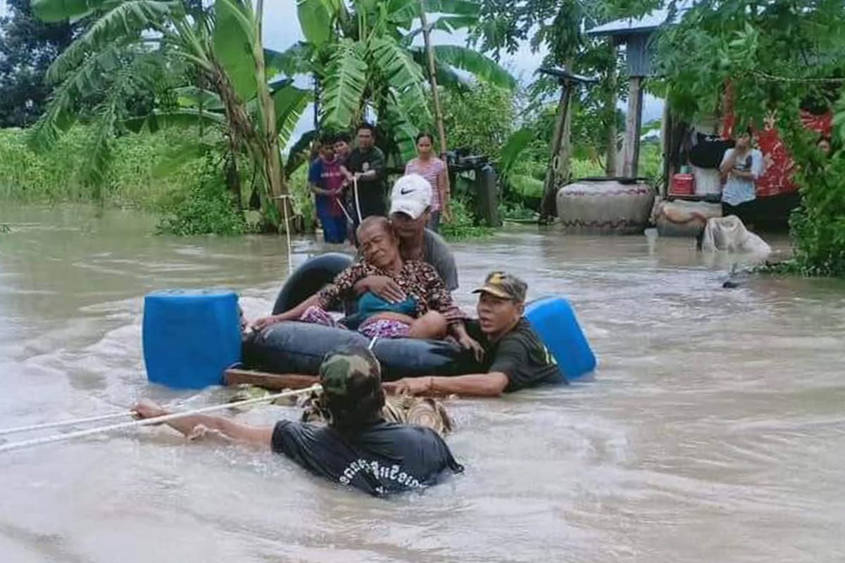 Soldados resgatam idosa durante inundação no oeste do Cambodja no fim de semana: inundações foram responsáveis por mais de 40% dos desastres naturais (Foto: STR/AFP)