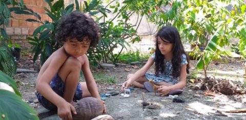 Ricardo e Paula brincando no quintal de casa em Manaus: rígida rotina doméstica para substituir rotina escolar (Foto: Arquivo Pessoal)