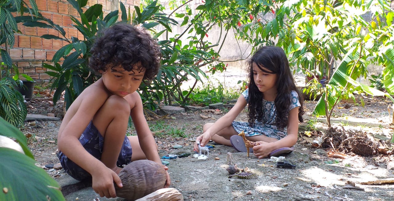 Ricardo e Paula brincando no quintal de casa em Manaus: rígida rotina doméstica para substituir rotina escolar (Foto: Arquivo Pessoal)