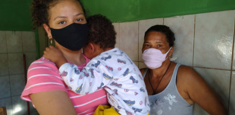 Thauanne, 13 anos, com a mãe, Nice, e o pequeno Gabriel, seu primo, no colo: dividida entre deveres escolares e domésticos (Foto: Thaís Rodrigues/Lição de Casa)