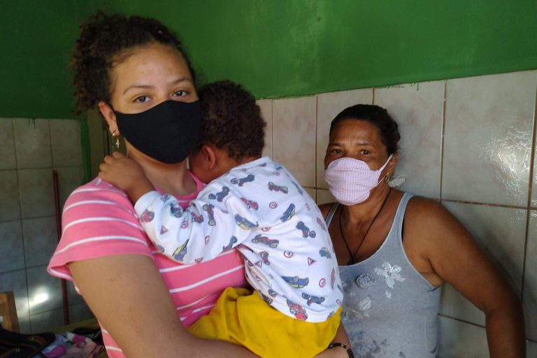 Thauanne, 13 anos, com a mãe, Nice, e o pequeno Gabriel, seu primo, no colo: dividida entre deveres escolares e domésticos (Foto: Thaís Rodrigues/Lição de Casa)