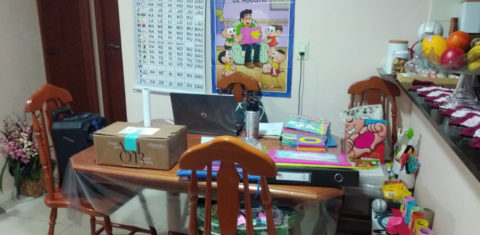 Sala de jantar da professora Lili no Recife vira sala de aula: desafios do ensino à distância para crianças da educação infantil (Foto: Arquivo Pessoal)